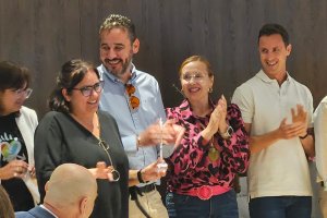 Miembros de la junta directiva de Retina Murcia dando el reconocimiento a Carmen Gómez